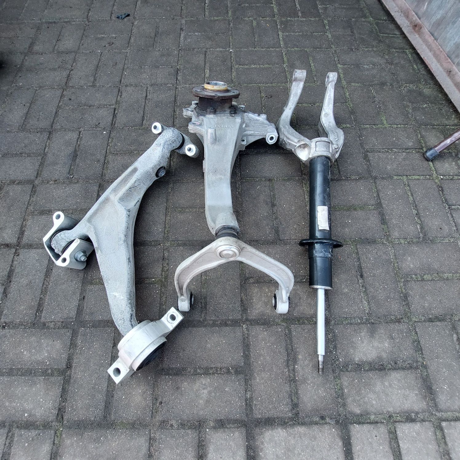 VOLVO XC60 XC90 23r Zwrotnica Wahacz Amortyzator Prawa strona Przód