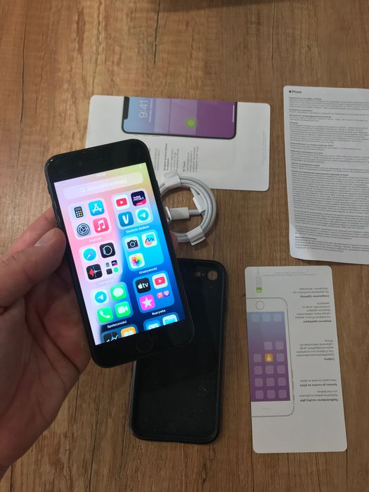 iPhone stan se 2020 - dobry stan 64Gb ładowarka etui