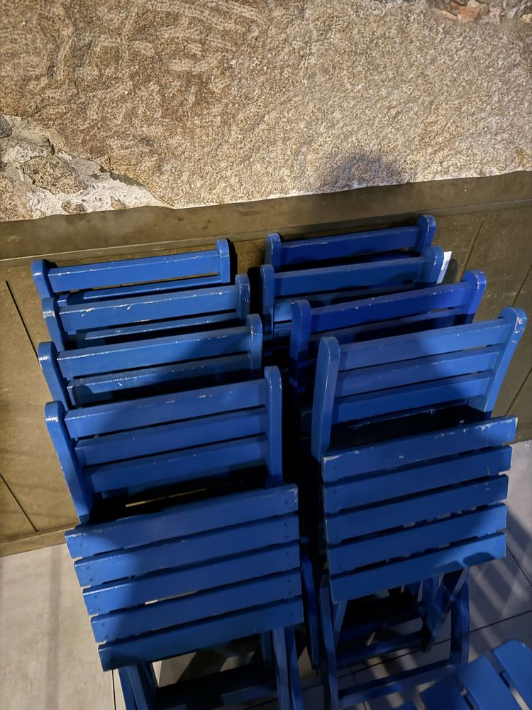 Cadeiras de esplanada e mesa
