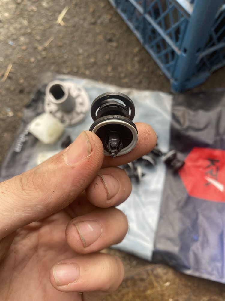 Кліпси обшивки дверей Transporter T5 Volkswagen 7L6868243 комлект 16 ш