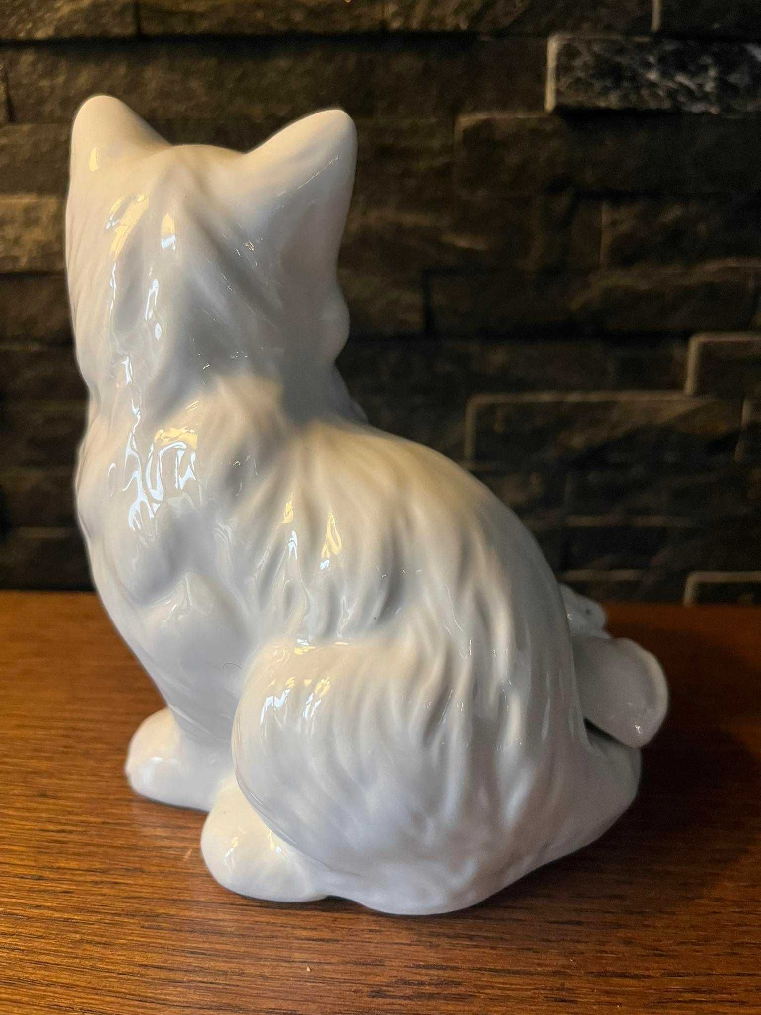 Biały porcelanowy kot figurka