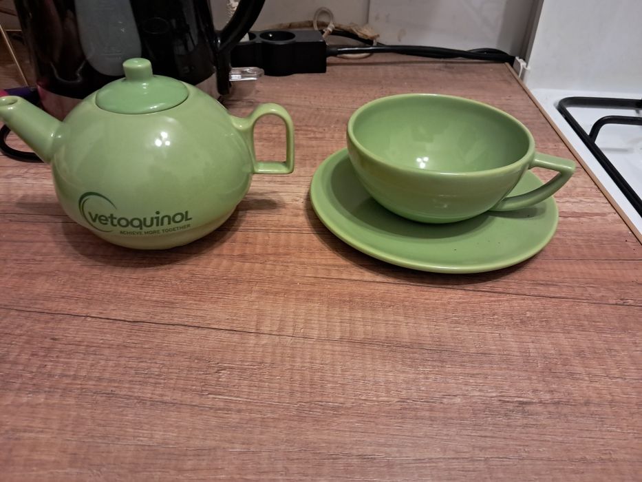 Czajniczek razem w komplecie  z filiżanka do herbaty.