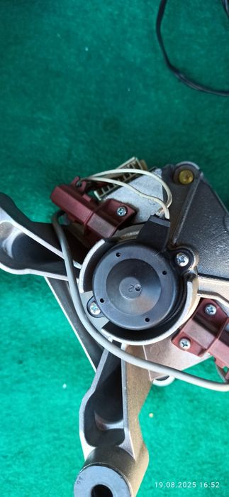 Продам мотор  с катушкой тахогенератора  от стиральной машины  Indesit