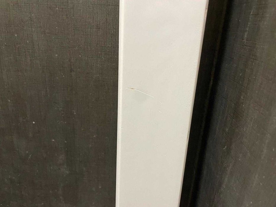 Cama branca e colchão solteito