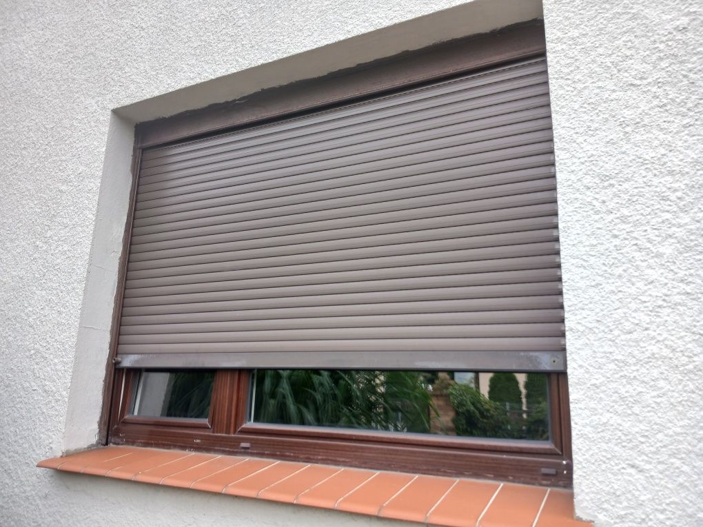 Okna używane plastikowe brązowe z roletami