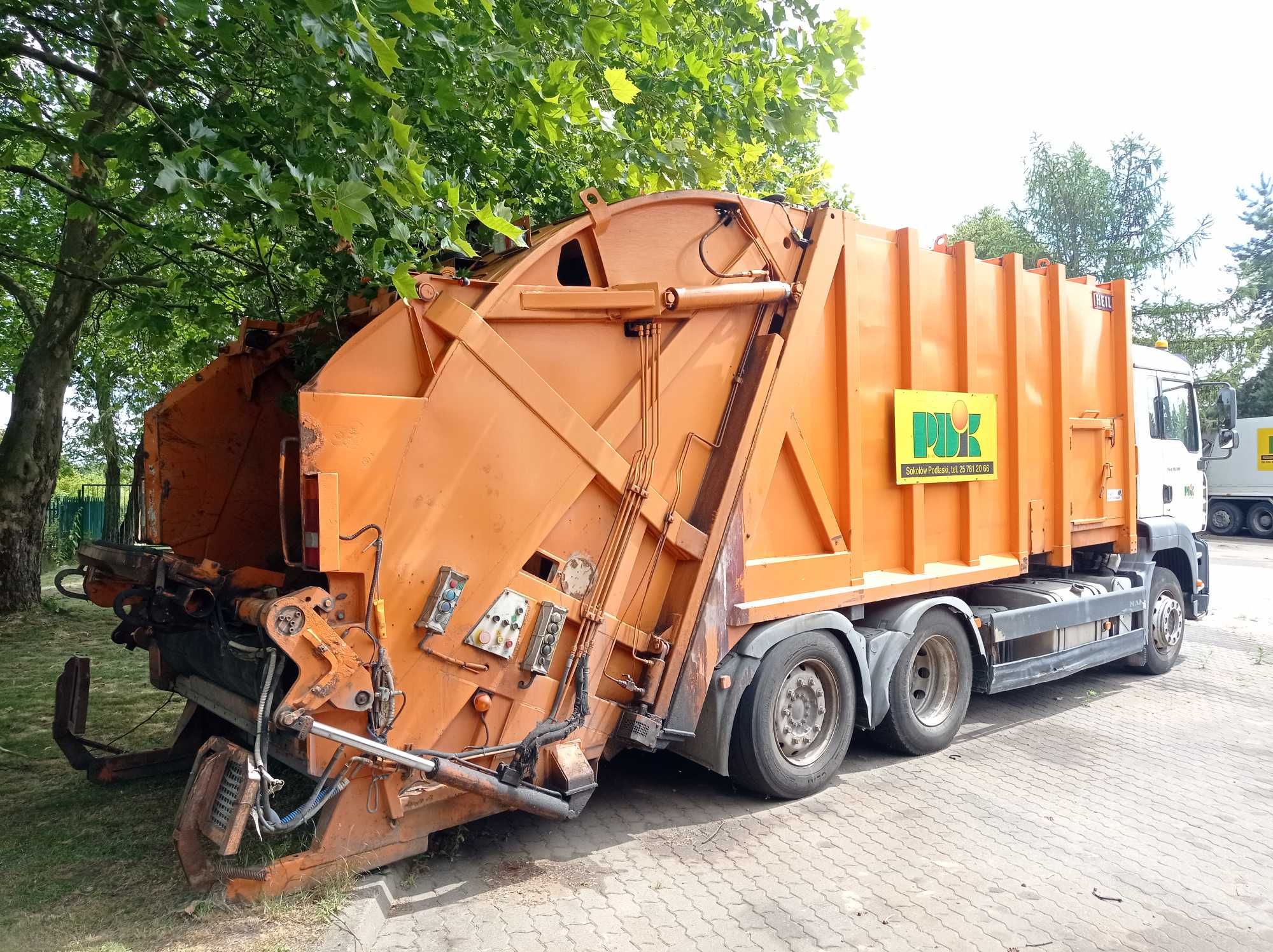 samochód ciężarowy MAN z zabudową – śmieciarką