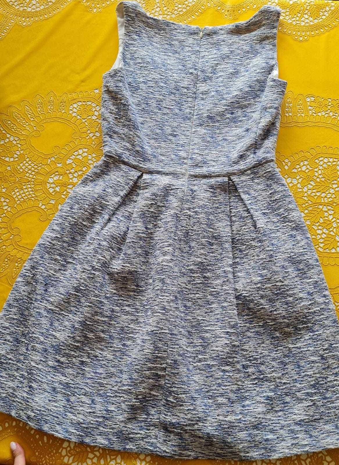 Vestido com detalhes pretos, azuis e brancos