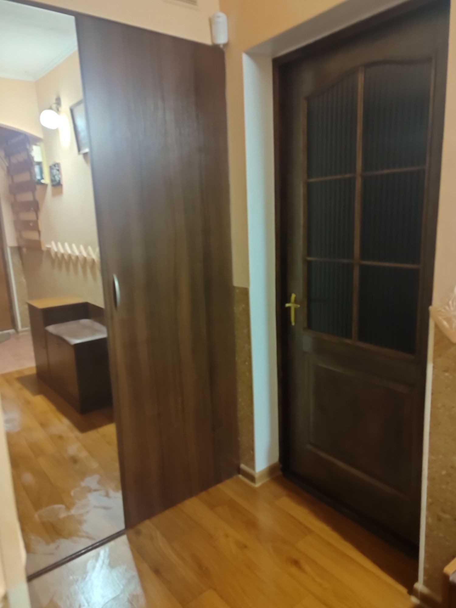 Здається одна кімната у двокімнатній квартирі