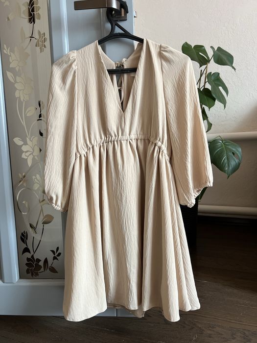 Бежева сукня з відкритою спинкою