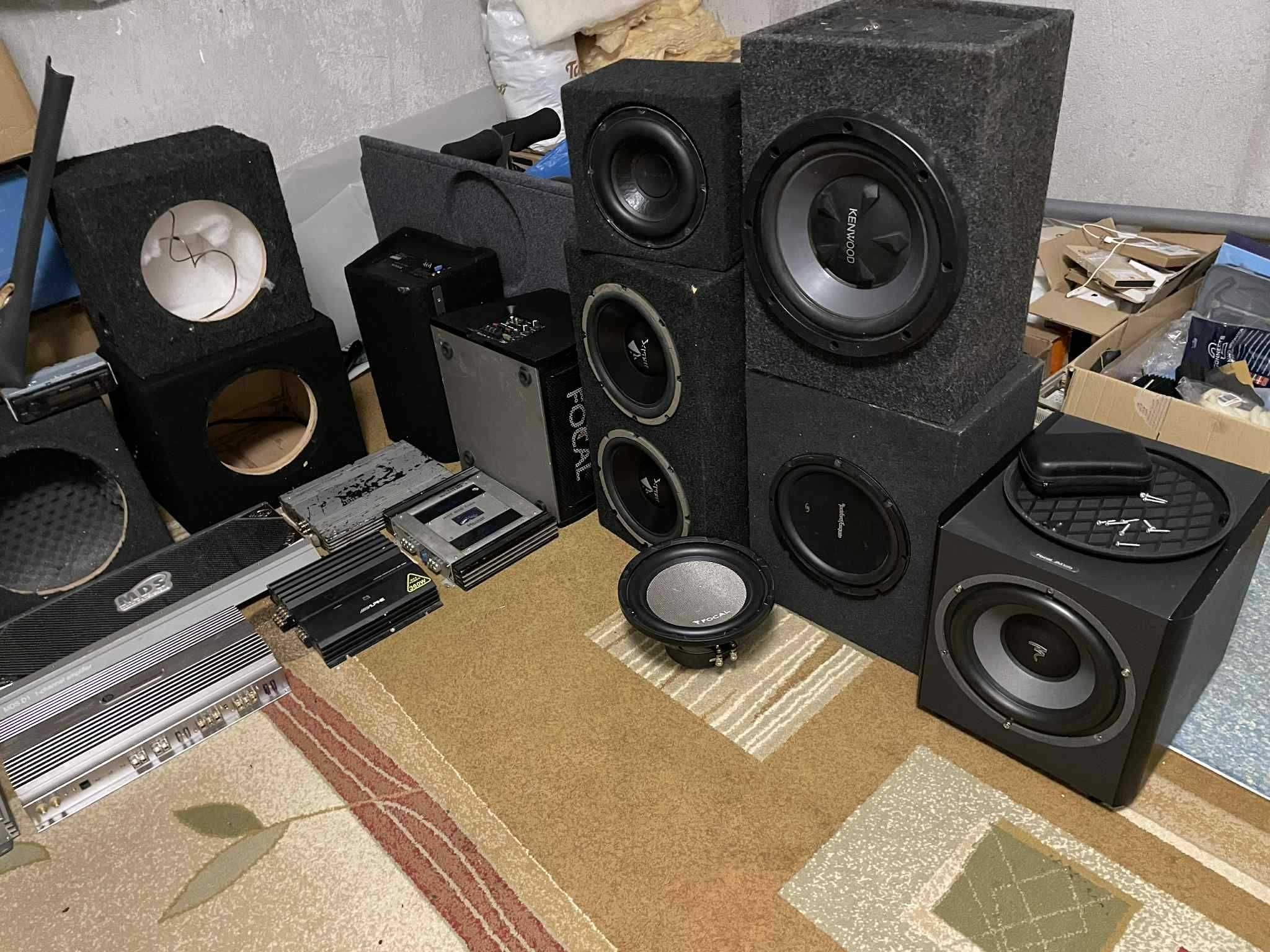 komplet, zestaw sprzętów Car-Audio, skrzynia basowe, wzmacniacze itp