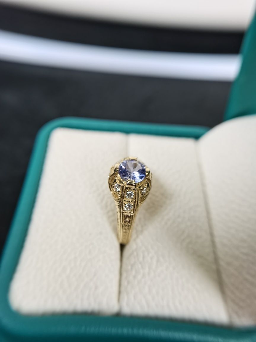 Piękny nowy złoty pierścionek, z tanzanitem i diamentami.