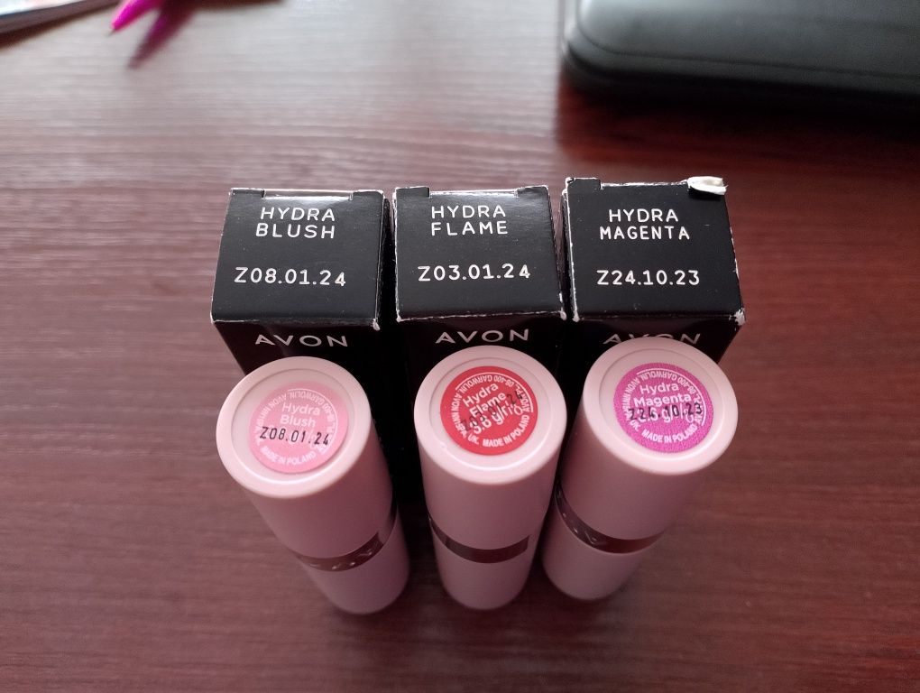 Lśniąca szminka z kwasem hialuronowym Hydramatic Shine+ Matte Avon