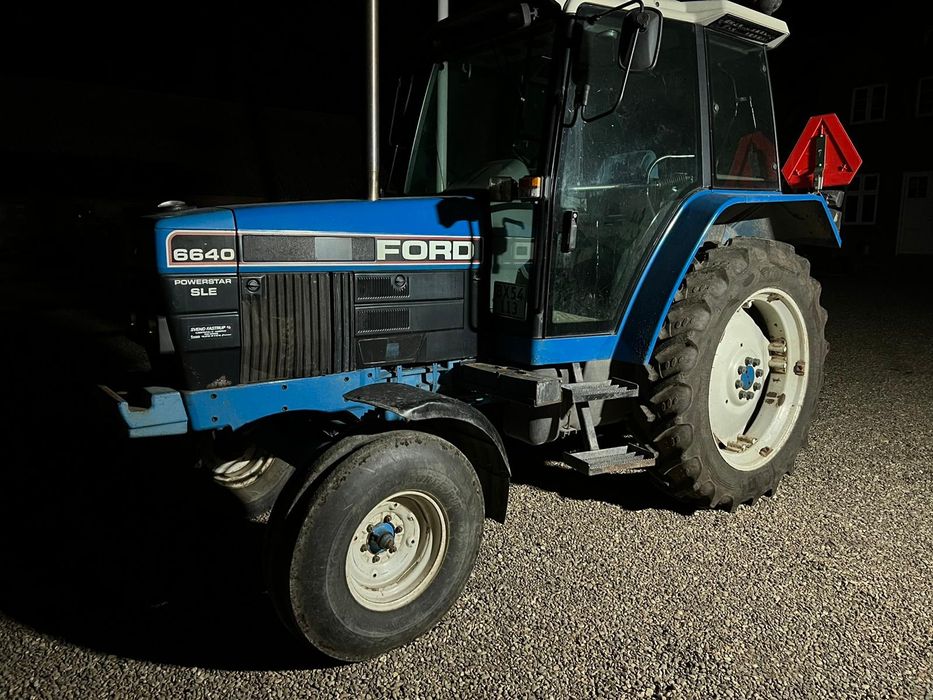 CIagnik rolniczy Ford New Holland 6640