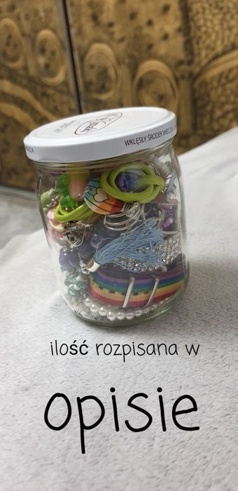 Słoiczek ze sztuczną biżuterią – srebrna