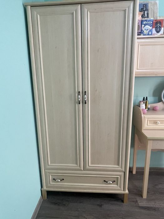 Меблі для дитяої : стіл, шкаф, вітрина, полка для книг. Дитяча