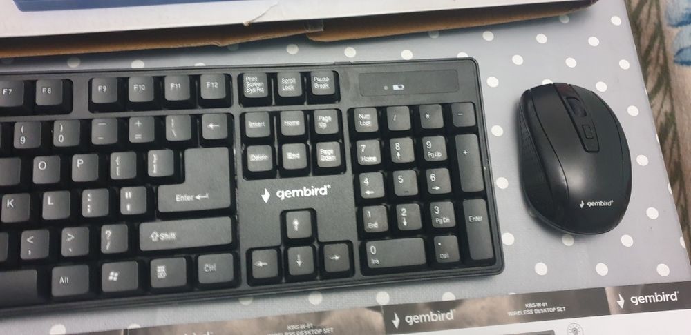 Klawiatura besprzewodowa z myszką