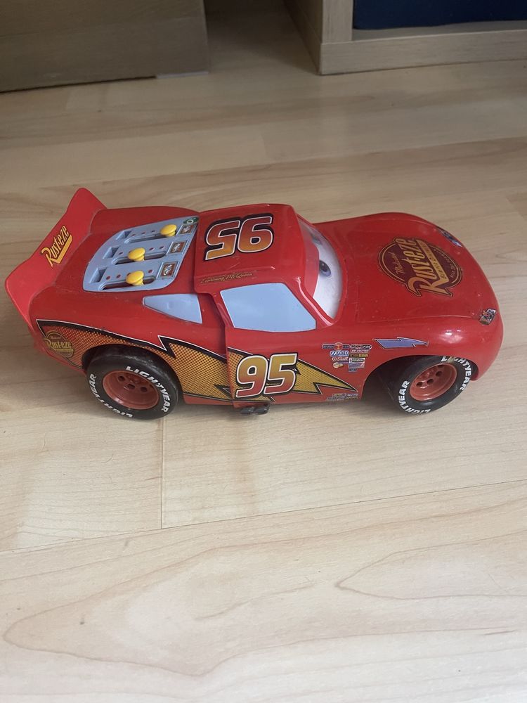 Carro Faisca Mcqueen anda, fala e mexe-se.