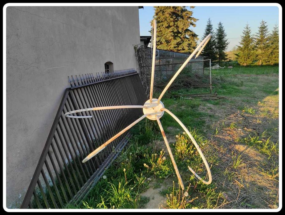 Wysoki metalowy kwietnik stojak na kwiaty