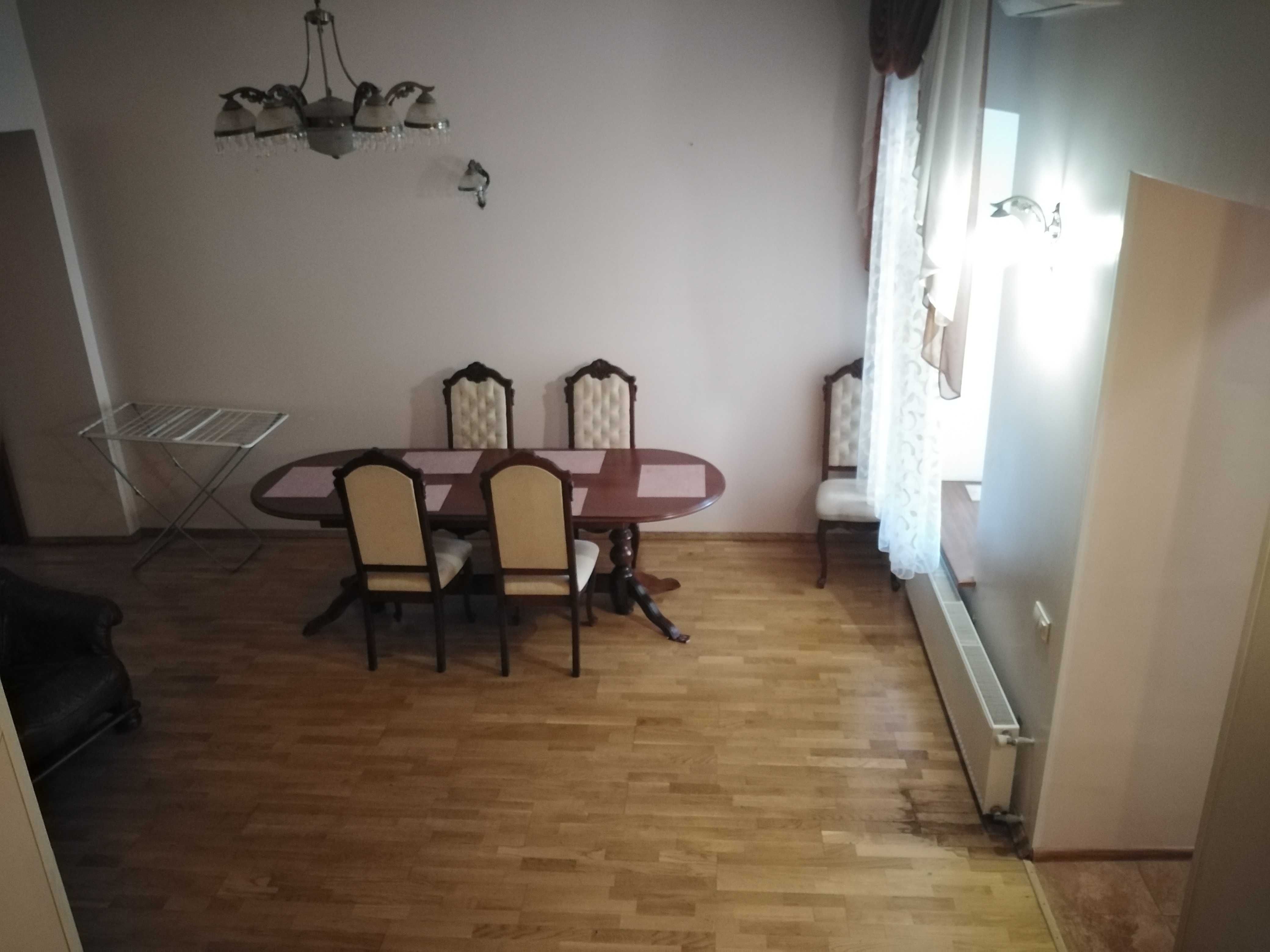 Бульвар, історичний центр, оренда будинку