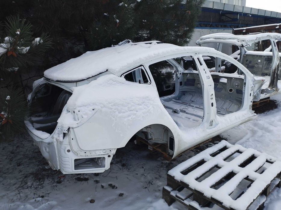 Задняя правая четверть Tesla Model 3 и другие детали кузова.