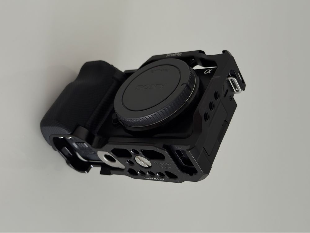 Sony ZV-E10 + cage SmallRig + bateria extra + carregador Sony