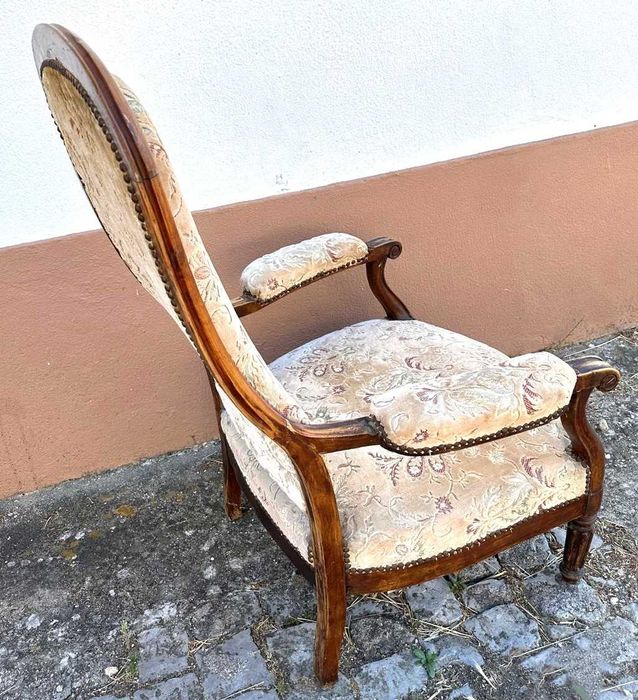 Cadeirões antigos em bom estado geral
