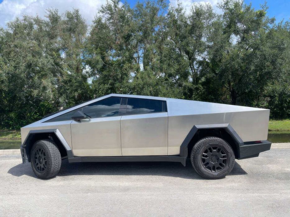 Tesla Cybertruck      2024