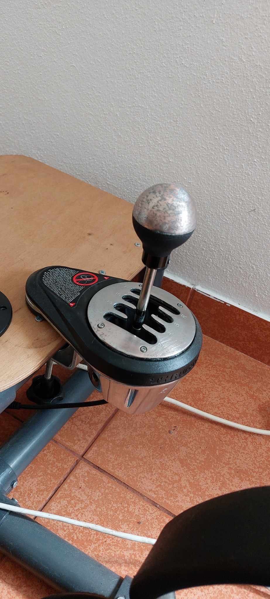 Cockpit com volante e câmbio Thrustmaster