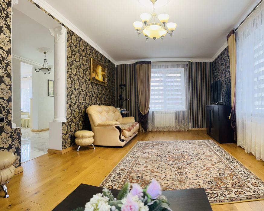 Продаж будинку з ремонтом на околиці міста