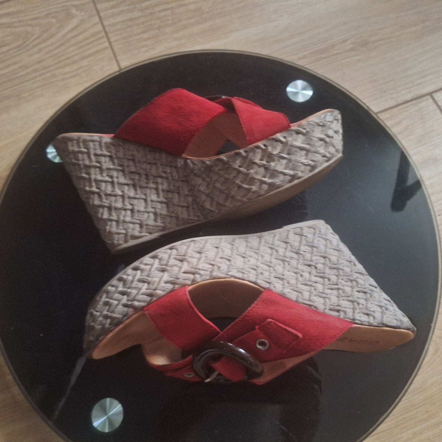 Ouazy  buty na koturnie czerwone z klamra 38