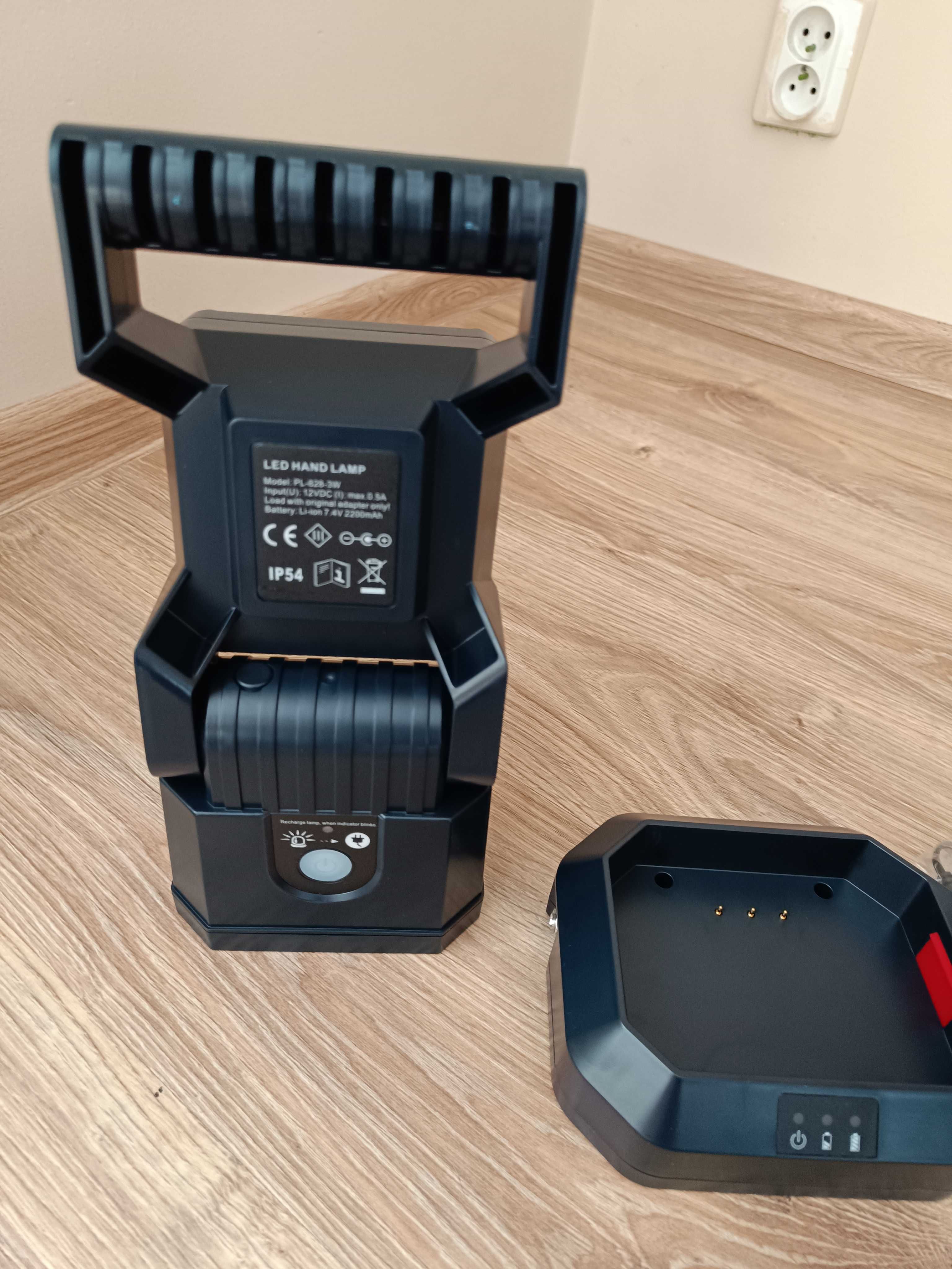 nowa przenośna lampa awaryjna LUMATEC