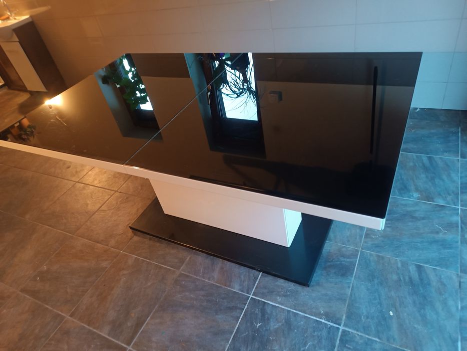 Stół lakierowany,czarno-biały,rozsówany