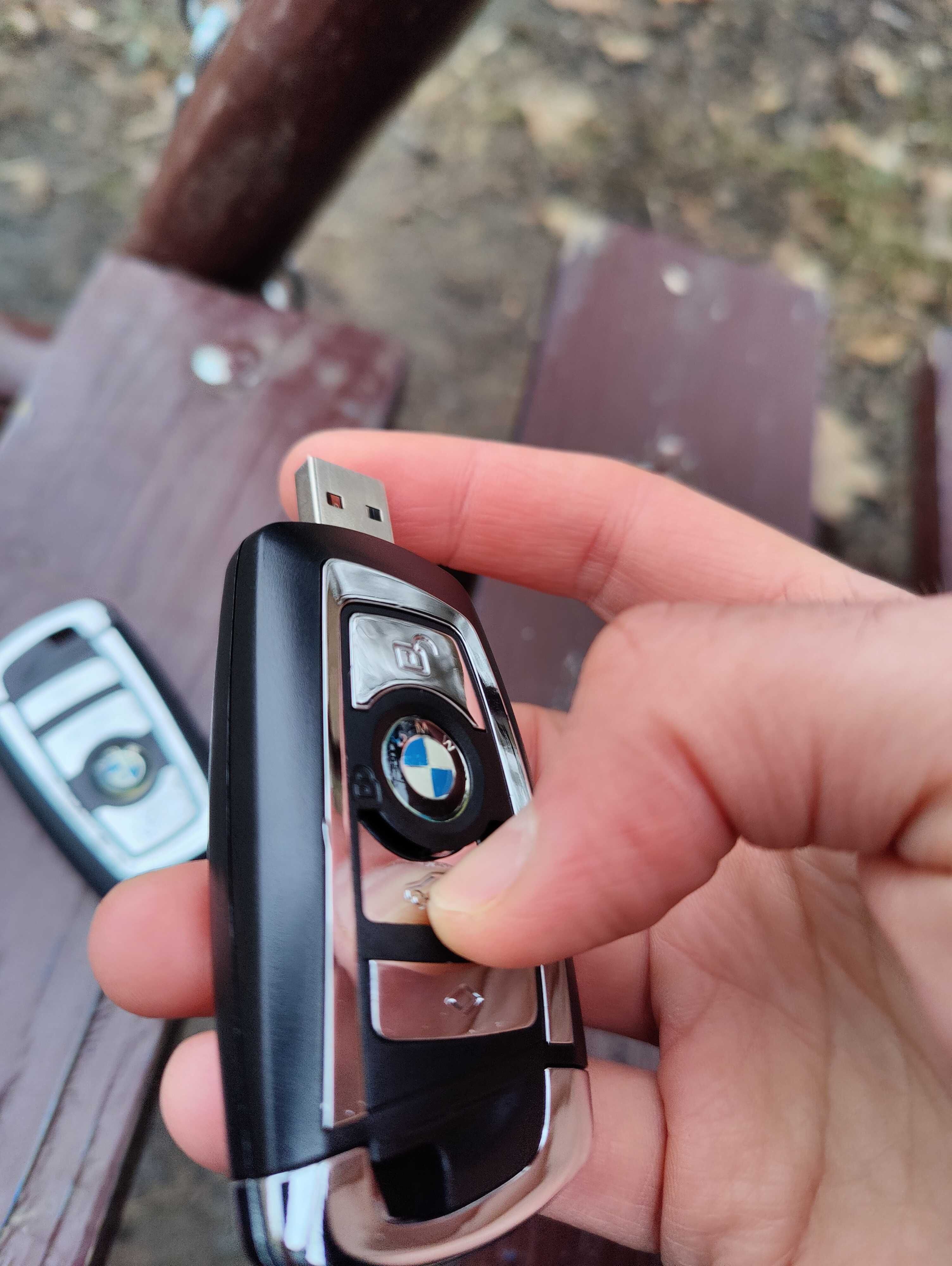 Флешка ключ USB 32GB Audi Mercedes подарочная