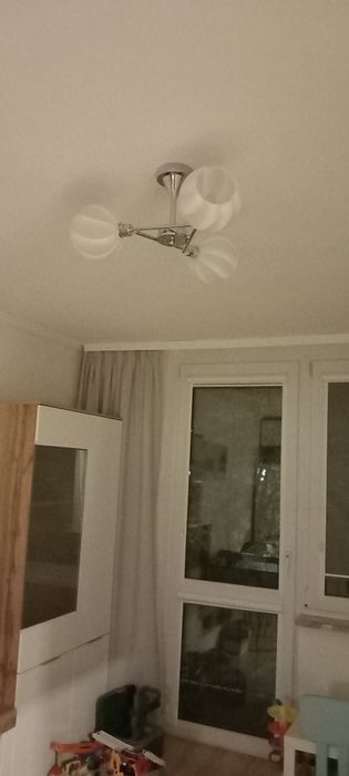 Żyrandol z białymi kloszami