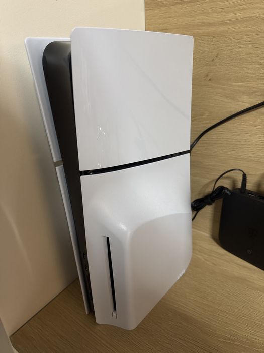 PS5, stan jak nowy, zakupiona pol roku temu.