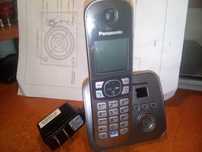 Telefon stacjonarny Panasonic z cyfrową sekretarką.