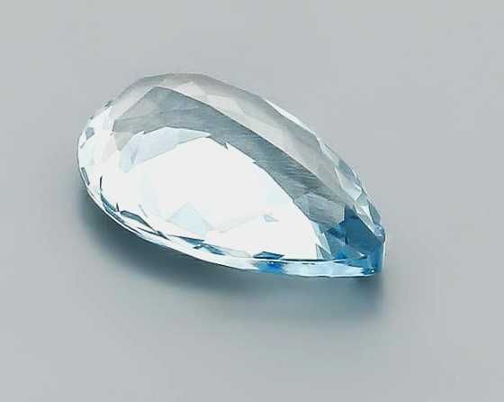 Água Marinha, gema natural, talhe pera, com o peso de 2,30 CT