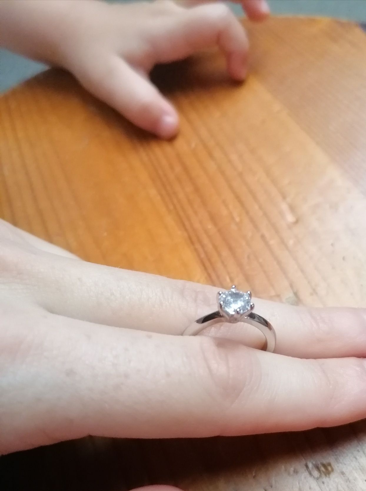 Nowy pierścionek z białym oczkiem zaręczynowy
