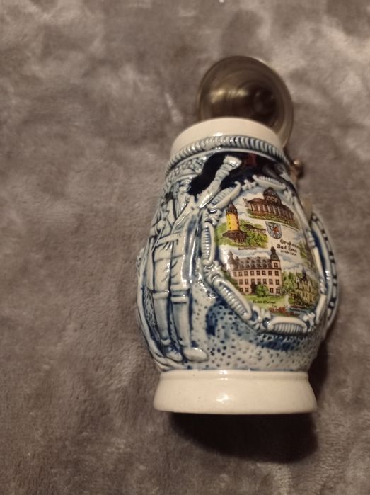 Średni ceramiczny kufelek z dekielkiem.