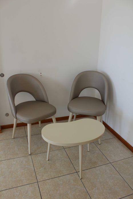 2 cadeiras modernas, design curvo e assento em acabamento têxtil bege