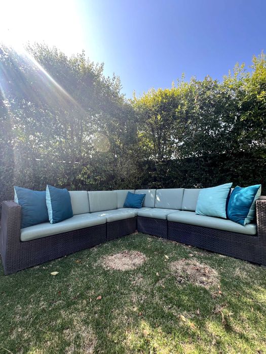 Conjunto de sofas de jardim em L e mesa de apoio em vidro e almofadas