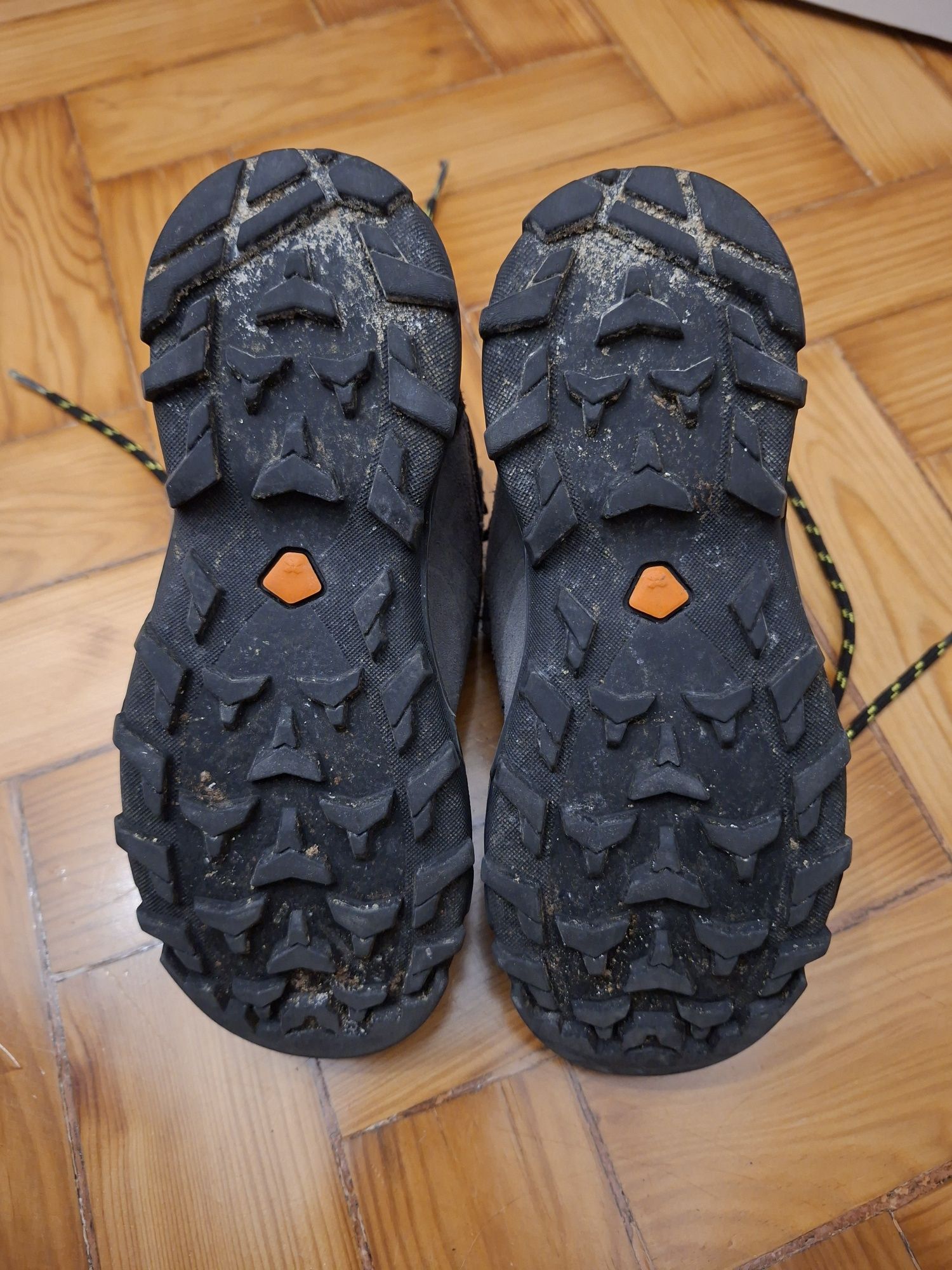 Botas caminhada montanha 33
