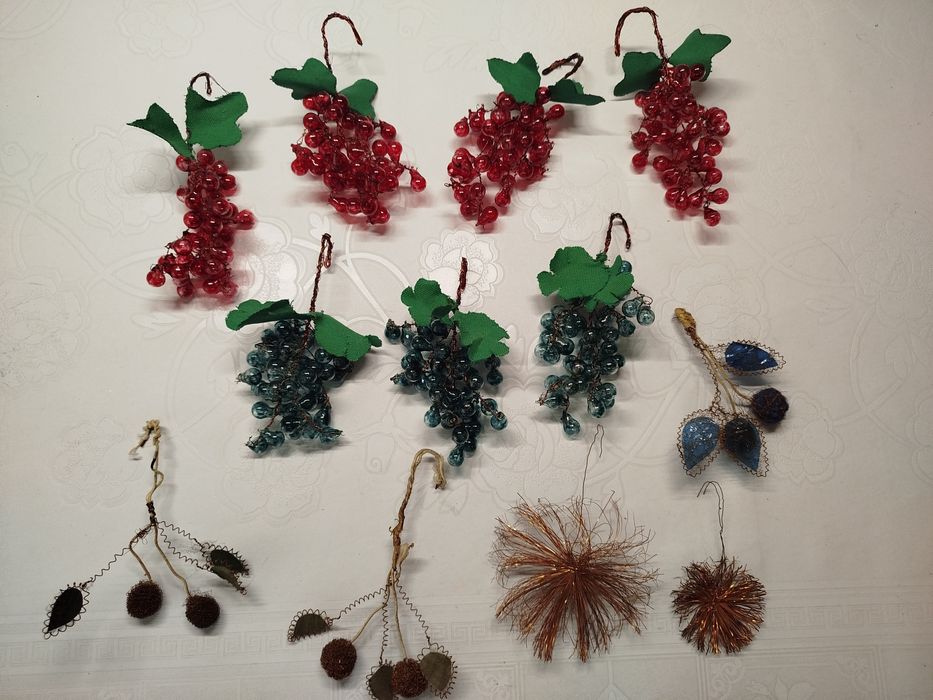 Елочные игрушки, смородина, вишня