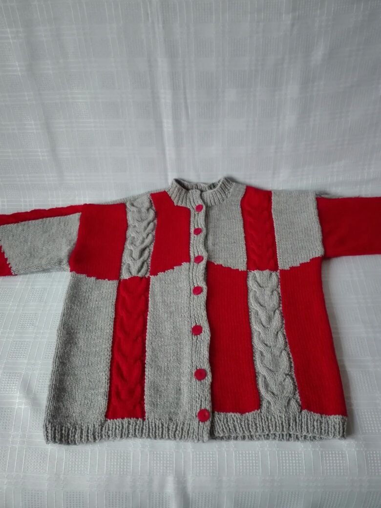 Sweterek włóczkowy rękodzieło szaro-czerwony