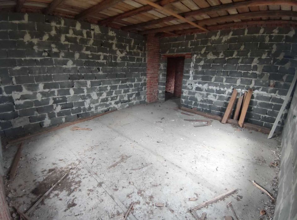 Продається незавершене будівництво  в с .Угільна 20сот.землі!