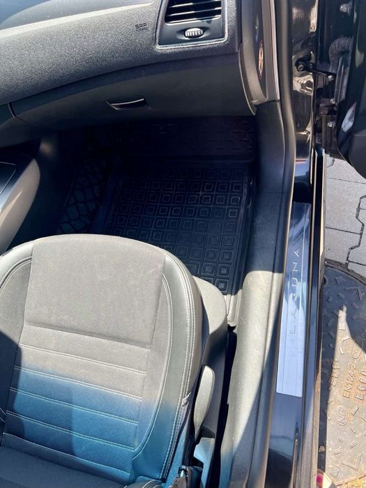 Renault Laguna 2010 авто машина