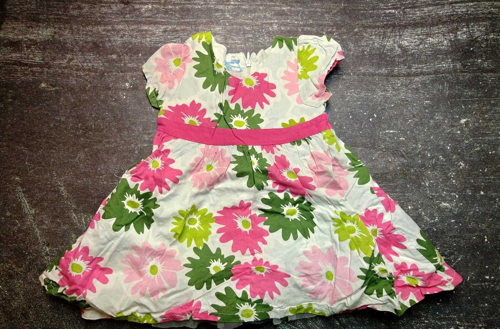 Niemowlęca sukienka w kwiaty