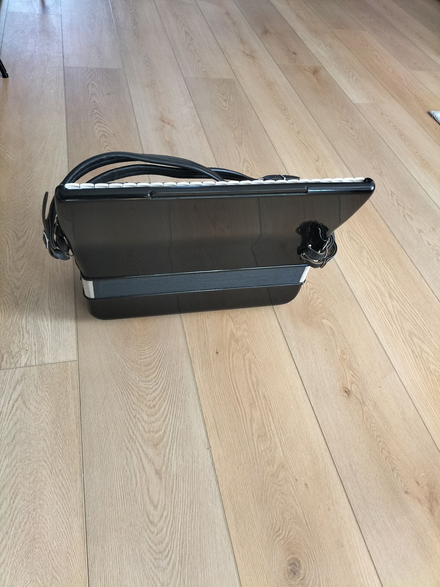 Akordeon HOHNER ATLANTIC IV N De Luxe  120 basow,4 chóry ,stan IDEALNY
