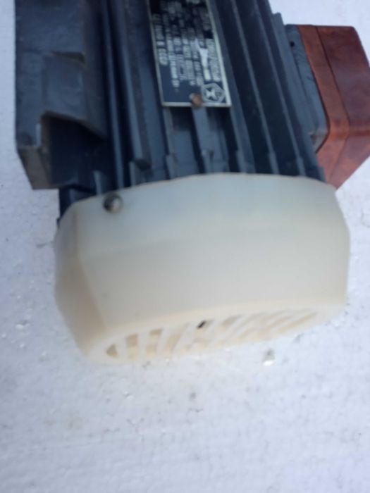 Электродвигатель новый( 1360 об/мин, 370ват) тип 4АА63В4У3.