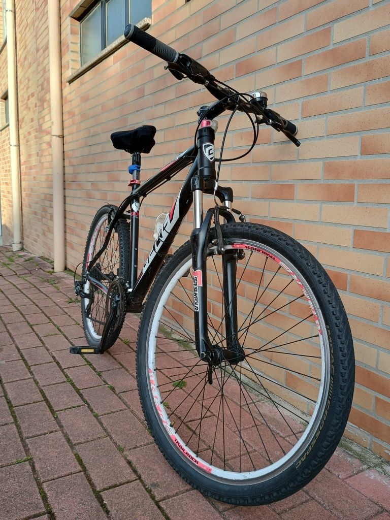 Bicicleta BERG Trail rock -  c/suspensão e 8 mudanças